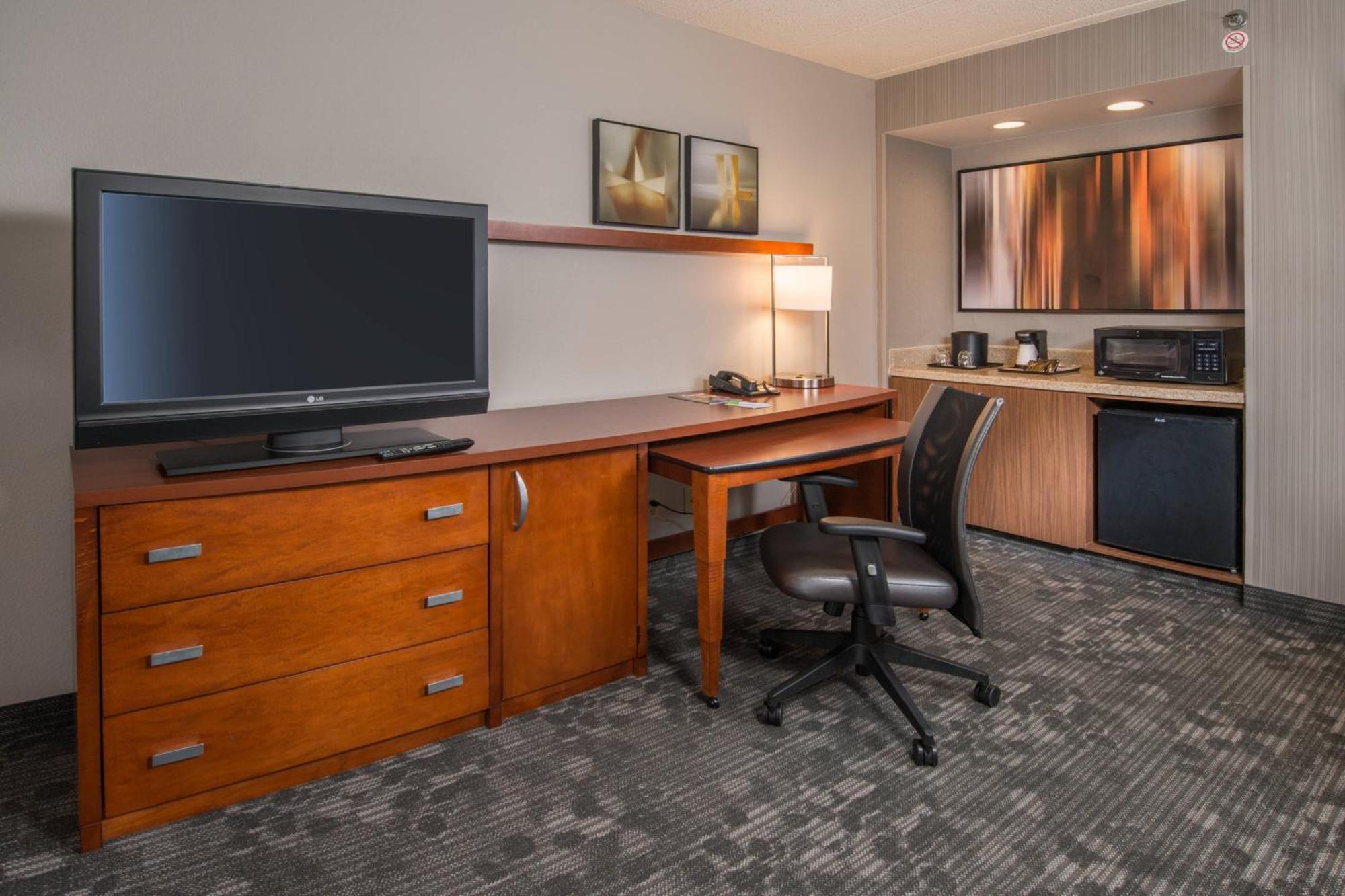 Courtyard By Marriott Fairfax Fair Oaks Hotel Exterior photo