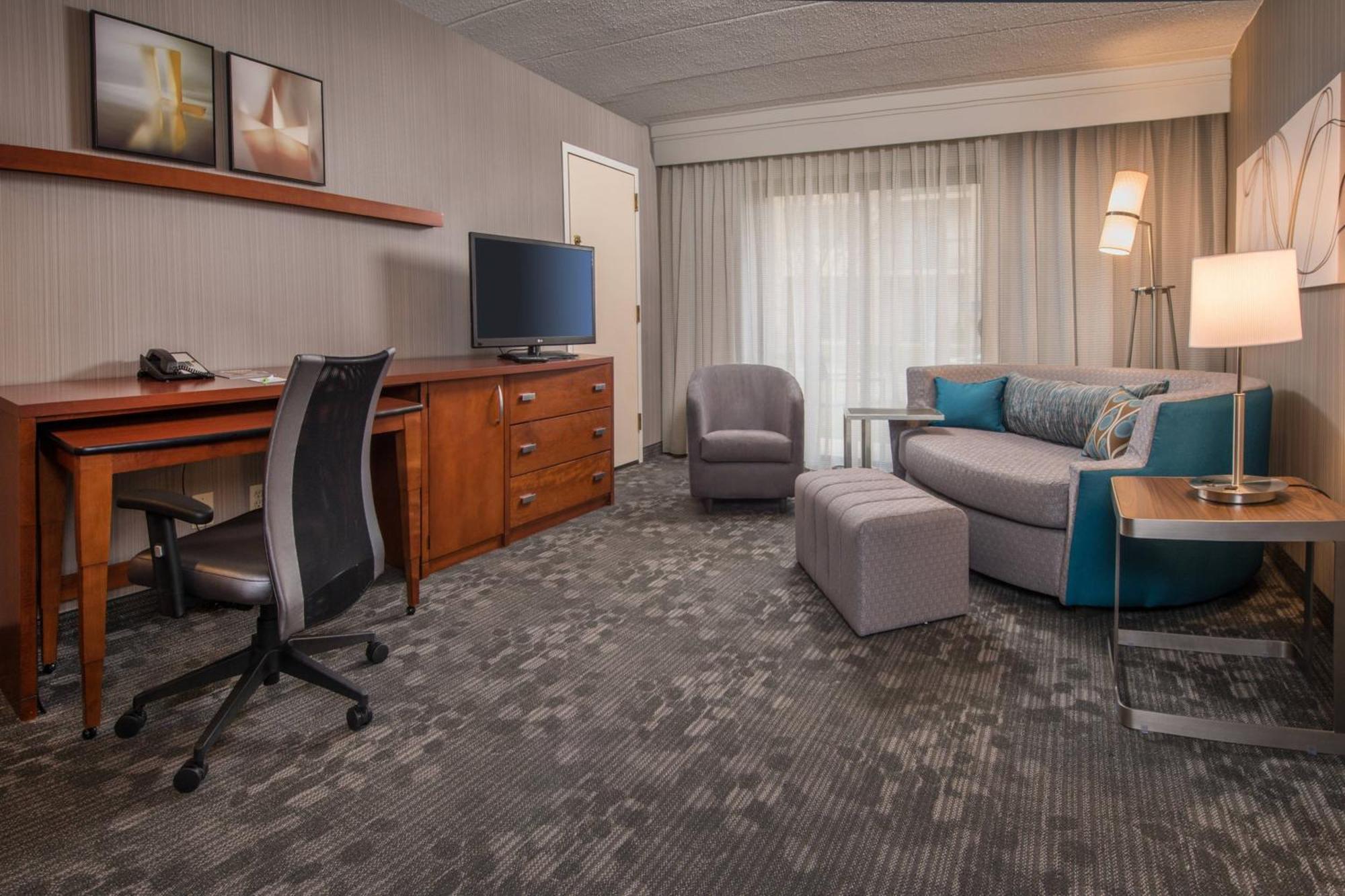 Courtyard By Marriott Fairfax Fair Oaks Hotel Exterior photo
